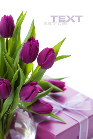 紫色郁金香花束和礼品包装盒鲜花图片.jpg