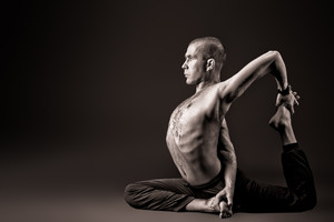 健康男子瑜伽运动锻炼图片.jpg