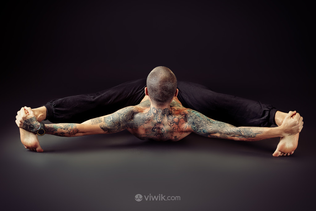 纹身男子瑜伽动作图片.jpg