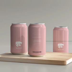 木板上的三个易拉罐啤酒饮料包装贴图样机