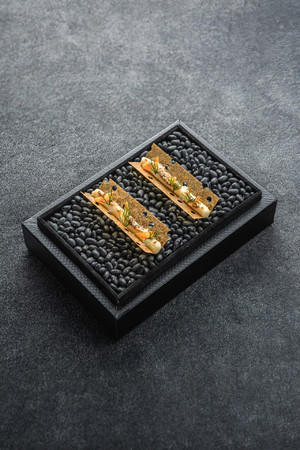 黑色方形餐盒立秋创意美食摄影图片