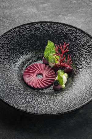 黑色餐具立秋创意美食摄影图片