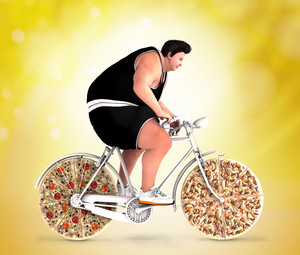 骑披萨做成的自行车运动的肥胖者图片.jpg