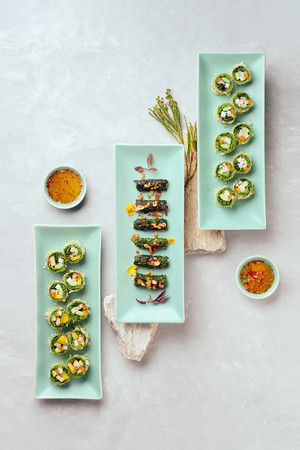 蓝色餐盘里的创意美食摄影图片