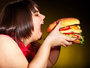 大口吃汉堡的胖女孩图片