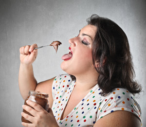 狂吃巧克力酱的肥胖女孩图片