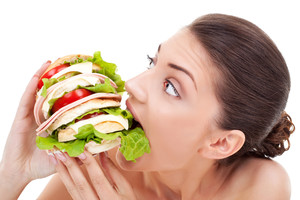 大吃蔬菜汉堡的女子减肥健身图片