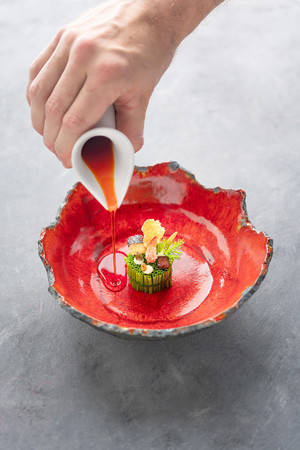 紅色櫻花碗精致的創意美食攝影圖片