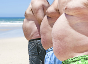 海滩边上的肥胖肚子减肥健身图片