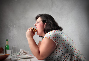 拼命吃食物的女性减肥健身图片