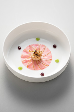 白色餐具里的精致菜品美食摄影图片