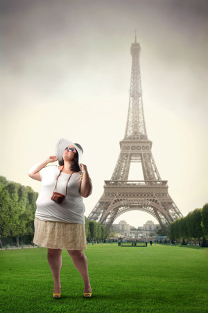 和埃菲尔铁塔合影的肥胖女性图片