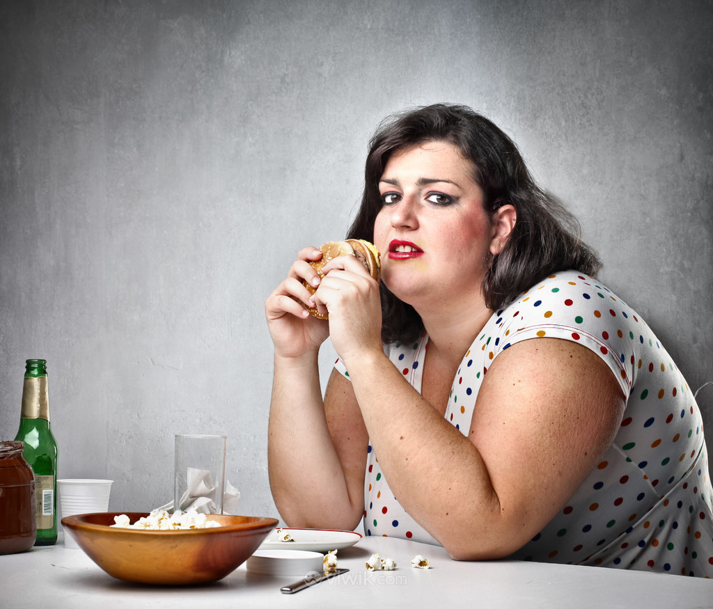 吃爆米花汉堡的肥胖女人图片