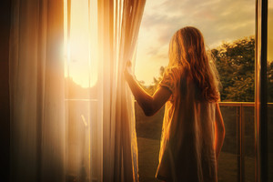 站在阳台看夕阳的长发女孩风景图片