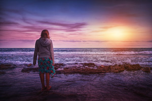 站在海边看日出的女孩风景图片