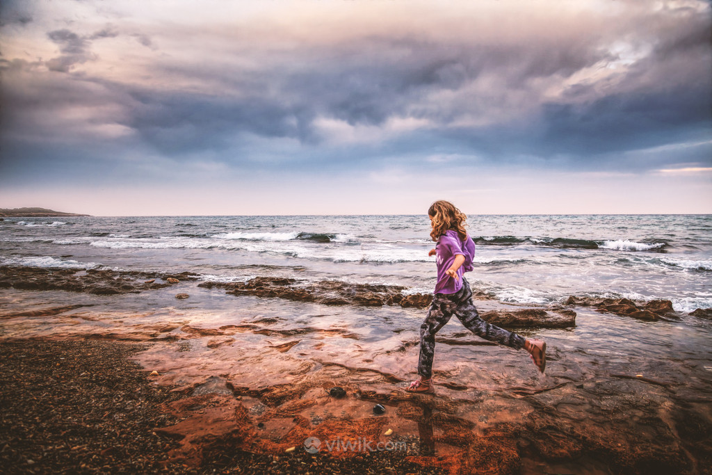 在海边奔跑的小女孩风景图片