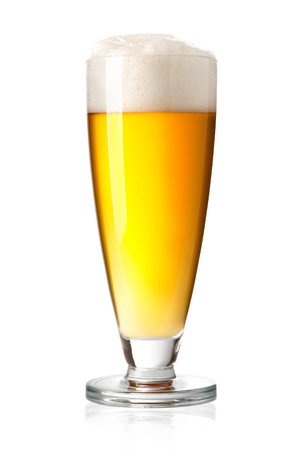 装满啤酒的细长玻璃杯啤酒饮料图片