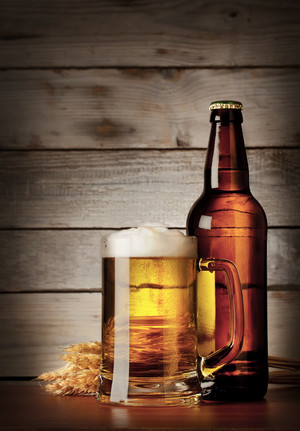 小麦啤酒杯啤酒瓶图片