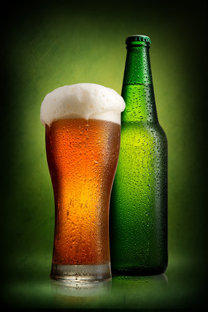 绿色背景有水珠的玻璃瓶玻璃杯冰啤酒图片
