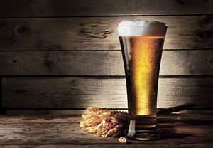 木质桌面上的啤酒图片