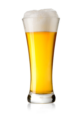 装满啤酒的玻璃酒杯图片