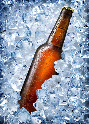 冰块里的玻璃瓶啤酒瓶图片