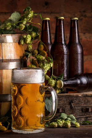 木桶装满啤酒的玻璃杯啤酒瓶图片