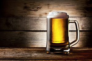 木质背景装满啤酒饮料的玻璃杯图片