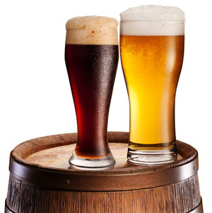 木桶装着不同啤酒的啤酒杯图片