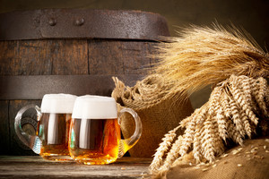 木桶小麦两杯啤酒饮料图片