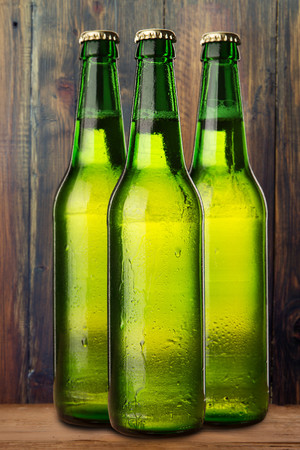3个玻璃瓶啤酒瓶图片