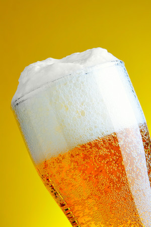 玻璃杯啤酒特写高清图片