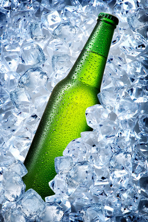 冰块里的玻璃瓶啤酒图片