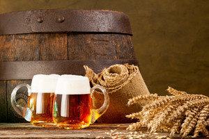 木桶小麦两个装满啤酒的酒杯