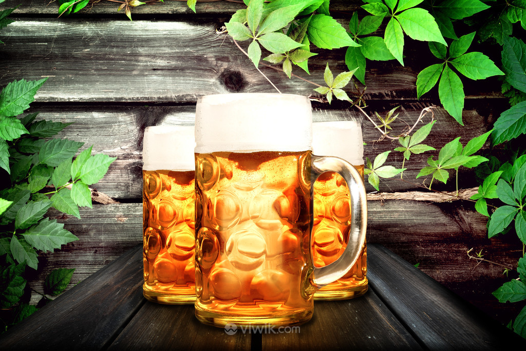 木桌上的3杯啤酒饮料图片