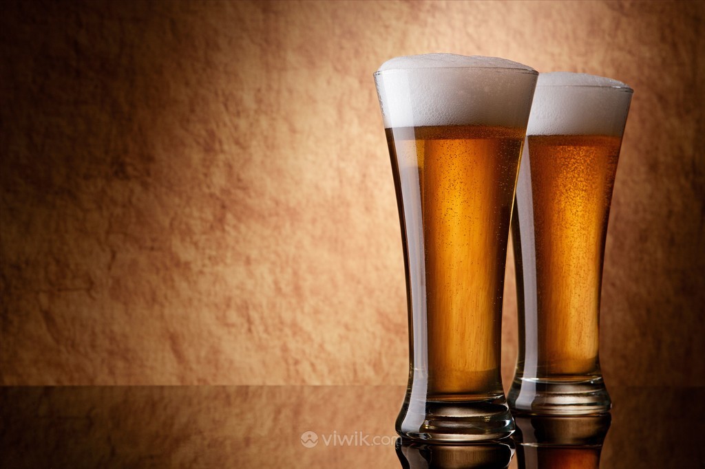 两个玻璃杯啤酒饮料图片