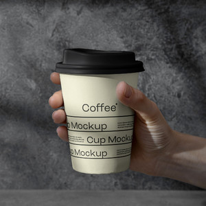手拿一次性纸杯咖啡杯贴图样机