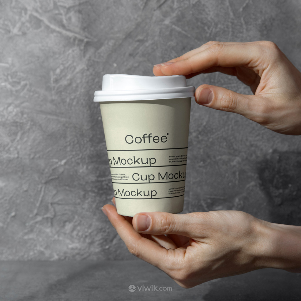 双手捧一次性咖啡杯贴图样机