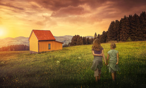 天空草地房子和两个孩子图片