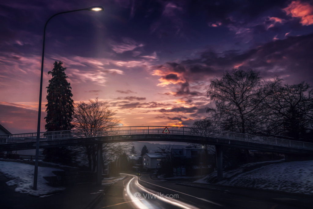 城市天空桥梁和路灯射下的一缕光线图片
