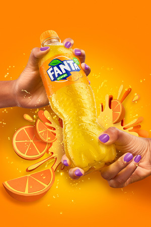 手拿橙汁高清合成图片