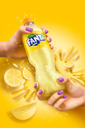 手拿柠檬汁创意合成图片