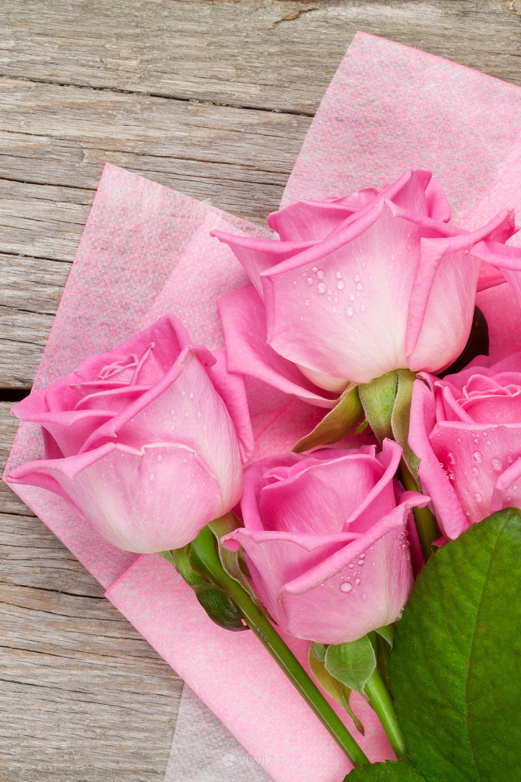木板上的一束玫瑰花鲜花花卉图片