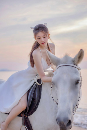 个人写真艺术照清纯美女骑马图片