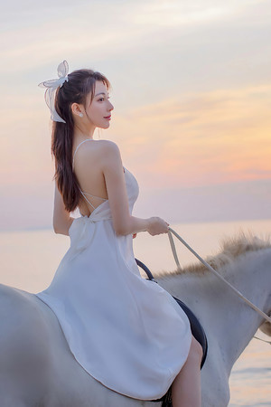 骑白马的清纯美女个人写真艺术照图片