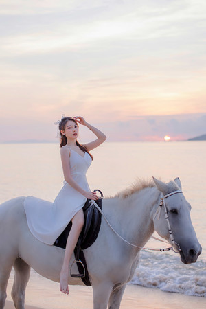 个人写真艺术照骑白马的清纯美女图片