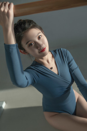 藍色舞蹈服清純美女驚艷的女生頭像圖片