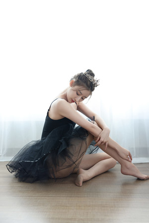 国产精品黑色芭蕾舞服气质美女图片