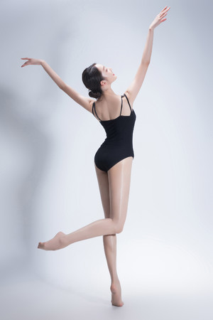 国产精品素颜系列气质美女舞蹈动作图片