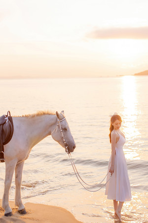 个人艺术照海边牵着白马的清纯美女图片